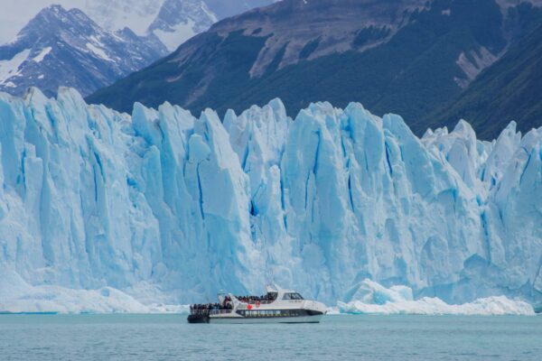 navegación por Lago Argentino y caminata interpretativa por el Bosque Andino Patagónico