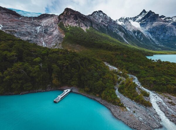 navegación por Lago Argentino y caminata interpretativa por el Bosque Andino Patagónico
