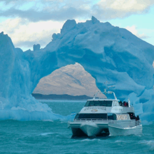 Navegación en bahía túnel para conocer el glaciar viedma