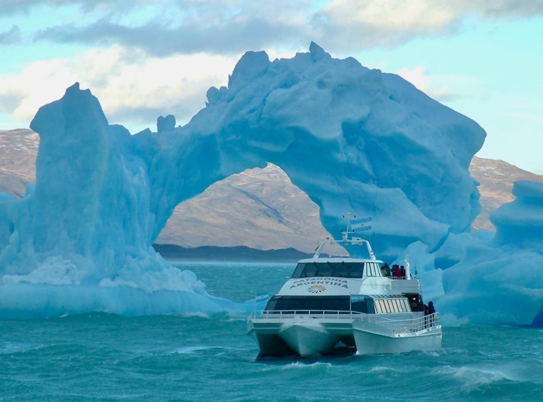 Navegación en bahía túnel para conocer el glaciar viedma