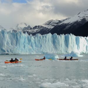 Excursão de caiaque em frente à geleira Perito Moreno