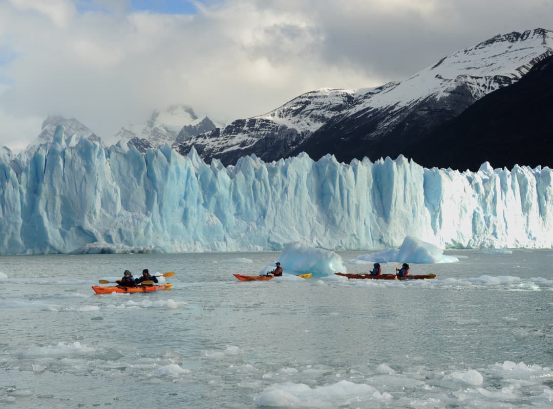 Excursão de caiaque em frente à geleira Perito Moreno